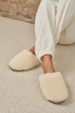 The 'cloud' sheepskin fluffy mule in cream