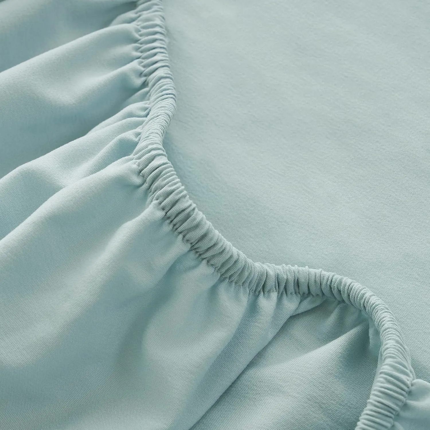 UGG Devon Luxury Sheet Set - Ultra-Soft Prewashed Comfort, 3 or 4-Piece Bedding Set with Flat Sheet, Fitted Sheet, and Pillowcases - Cozy and Breathable for Ultimate Relaxation (Sky Gray, Queen)